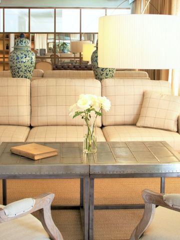 Gemütliche Lounge mit beigen Sofas und dezenter Dekoration.