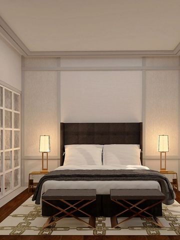 Geräumiges Schlafzimmer in neutralen Tönen mit kunstvoller Beleuchtung.