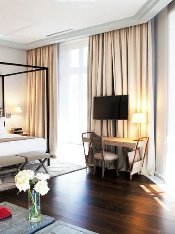 Geräumiges Hotelzimmer mit schicker Einrichtung und großem Fenster