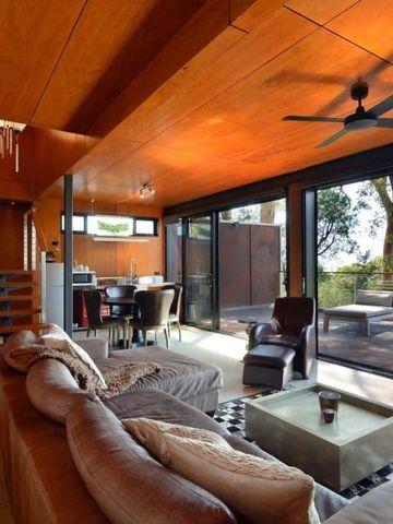 Lichterfülltes Wohnzimmer mit Blick auf Terrasse und Natur