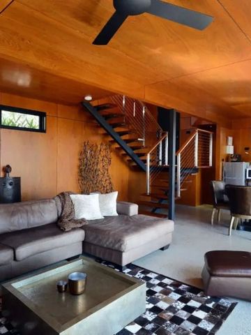 Modernes Wohnzimmer mit Holzakzenten und bequemen Sofas