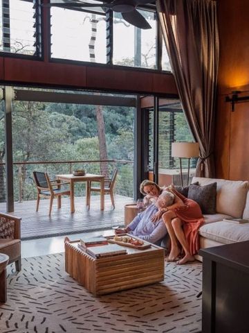 Gemütliches Wohnzimmer mit offener Terrasse und Waldblick