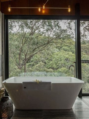 Badezimmer mit großer Badewanne und Panoramablick