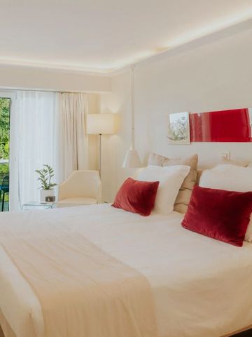 Geräumiges Zimmer mit weißer und roter Akzentuierung