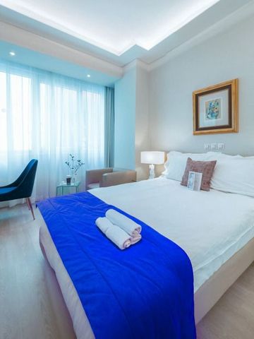 Helles Zimmer mit großem Fenster und geschmackvoller Einrichtung