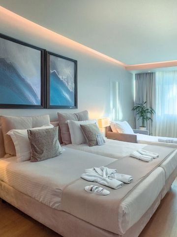 Geräumiges Zimmer mit hochwertigen Kunstwerken an der Wand