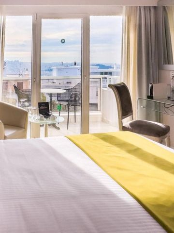 Zimmer mit Balkon und herrlichem Blick auf die Stadt