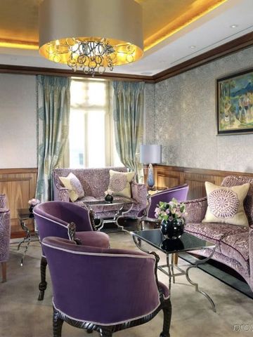 Luxuriöse Lounge mit violetten Sofas im St. James's Hotel