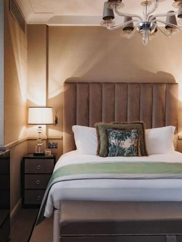 Luxuriöses Schlafzimmer mit Designerbeleuchtung und edlem Bett