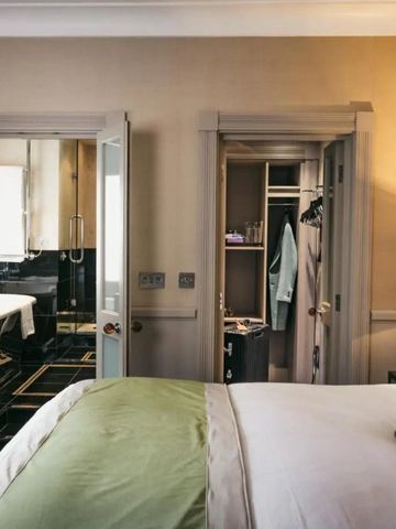 Komfortables Schlafzimmer mit Zugang zu stilvollem Badezimmer