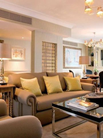 Elegantes Wohnzimmer in einer Hotelsuite mit klassischen Möbeln und stilvoller Dekoration