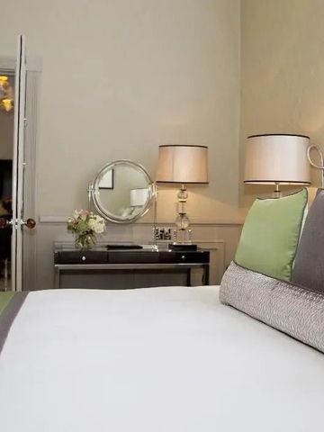 Komfortables Schlafzimmer mit modernen Details und eleganten Lampen