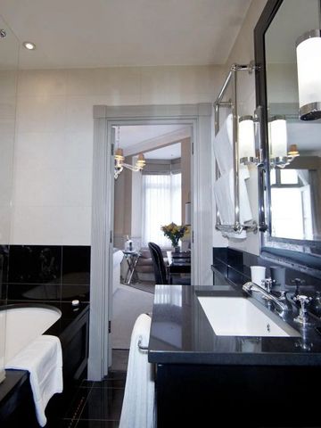 Hochwertiges Badezimmer mit moderner Ausstattung und Blick ins Zimmer