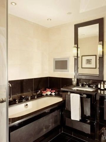 Luxuriöses Badezimmer mit großer Badewanne und Doppelwaschbecken