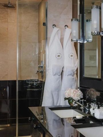 Modernes Badezimmer mit Doppelwaschbecken und eleganten Accessoires
