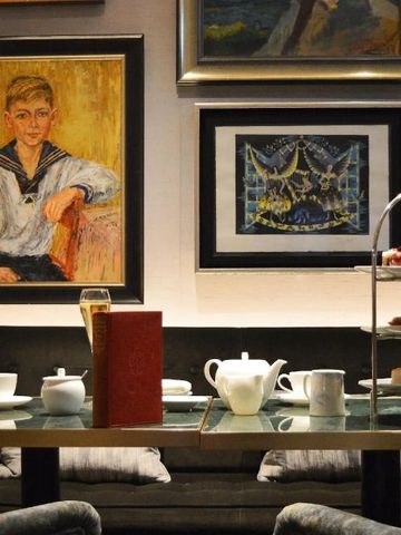 Eleganter Lounge-Bereich mit Kunstwerken an den Wänden.