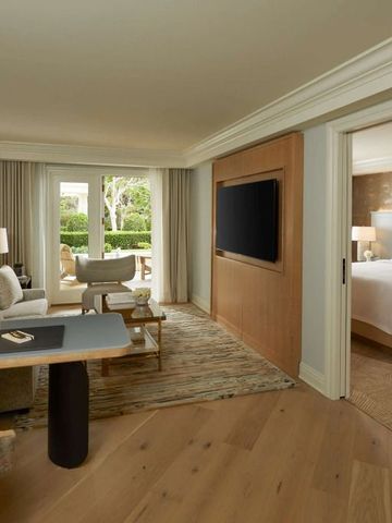 Geräumige Hotelsuite mit Wohnzimmer und Blick auf die Terrasse