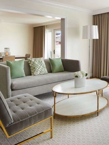 Elegantes Wohnzimmer in neutralen Tönen mit stilvoller Einrichtung