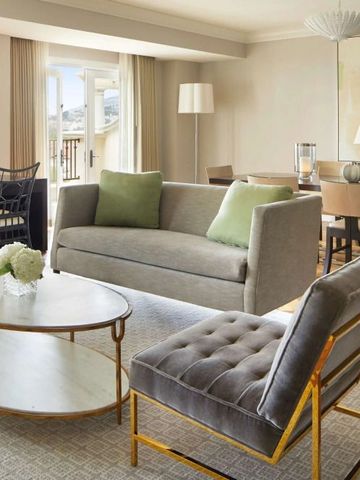 Wohnzimmer mit eleganten Möbeln und Zugang zum Balkon