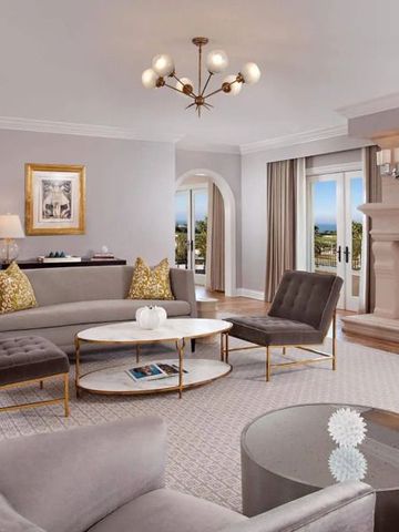 Elegantes Wohnzimmer einer Suite mit Kamin und eleganten Möbeln