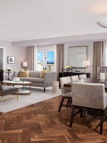 Großzügiger Wohnbereich mit Kamin und Essbereich in luxuriösem Design