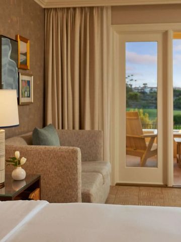 Zimmer mit Ausblick auf Terrasse und Natur durch große Türen