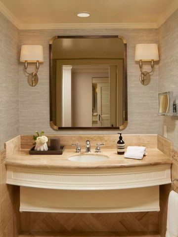 Edles Badezimmer mit Waschbecken und stilvollen Wandlampen