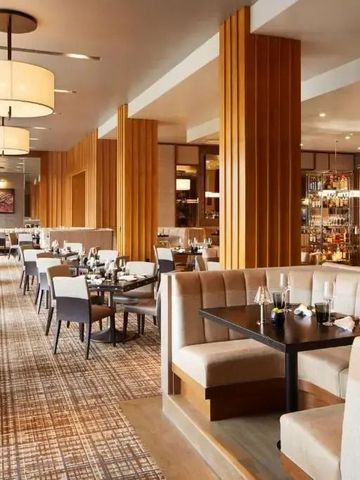 Elegantes Restaurant mit stilvollem Interieur und gedeckten Tischen