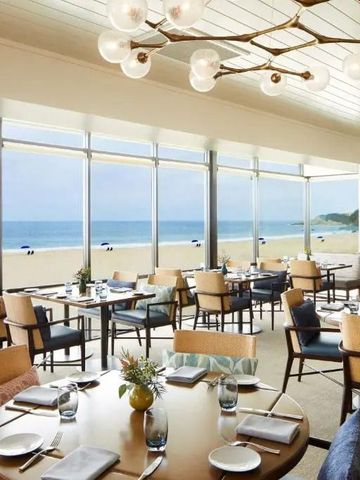 Restaurant mit Blick aufs Meer und großzügigen Fenstern