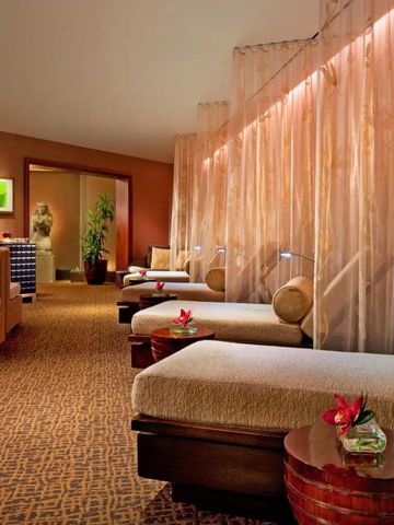 Ruhebereich mit bequemen Liegen und sanfter Beleuchtung.