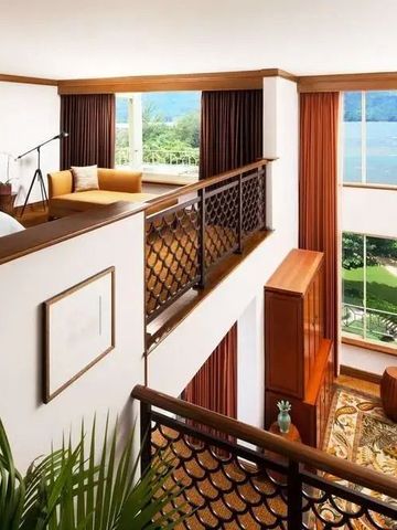 Zimmer mit offener Galerie und Blick auf den Ozean