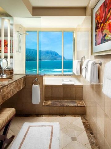 Badezimmer mit Panoramafenster und Meerblick