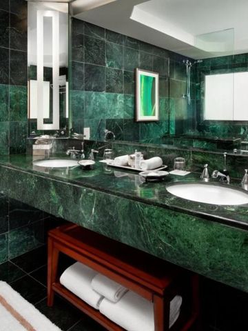 Grünes Marmor-Badezimmer mit eleganten Waschbecken