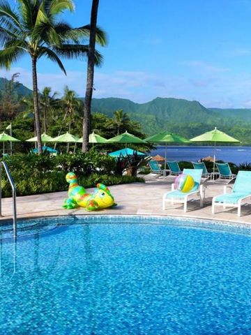 Landschaft mit Pool, Palmen und Blick auf die Berge in Hanalei Bay