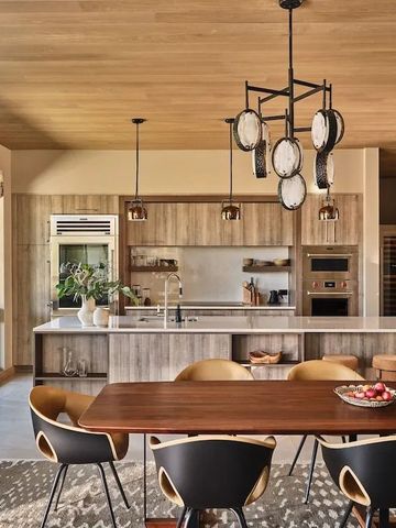 Moderne Küche und Essbereich mit Holzdekor und stilvollen Lampen