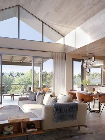 Lichtdurchflutetes Wohnzimmer mit großen Fenstern und stilvollen Möbeln