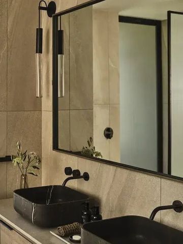 Modernes Bad mit Doppelwaschbecken und großen Spiegeln