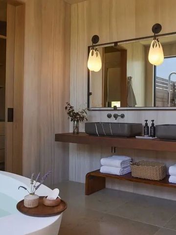 Großzügiges Badezimmer mit freistehender Badewanne und stilvollen Armaturen