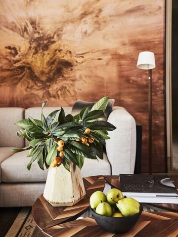 Elegante Wohnzimmereinrichtung mit Couch und Dekoration