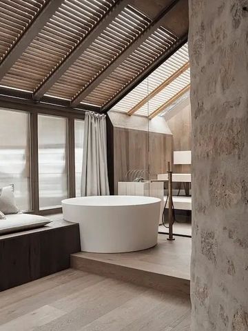 Modernes Badezimmer mit Sitzgelegenheit aus Holz und freistehender Badewanne.