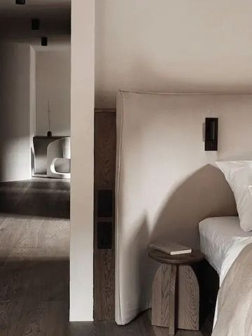 Modernes Hotelzimmer mit Designer-Elementen und natürlichem Licht.