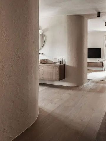 Eleganter Flur in einem Hotelzimmer mit sanften Tönen und moderner Einrichtung.