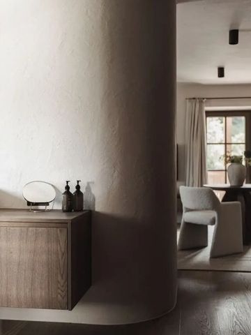 Elegantes Hotelzimmer mit großer Fensterfront und stilvoller Einrichtung.