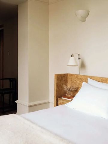 Gemütliches Hotelzimmer mit großzügigem Bett und Holzakzenten.