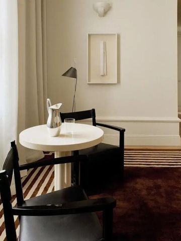 Eleganter Sitzbereich mit modernem Design und dezenter Beleuchtung