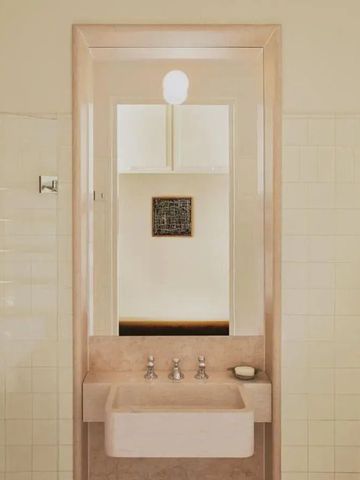 Modernes Badezimmer mit stilvollem Waschbecken und elegantem Spiegel