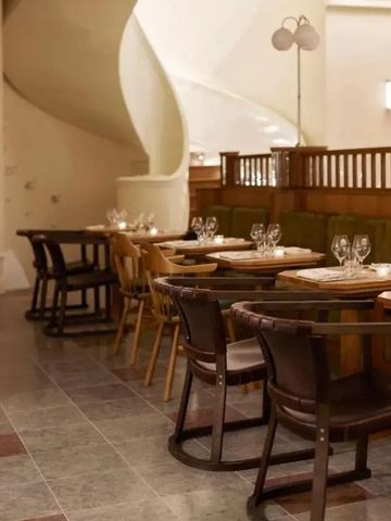 Gemütliches Restaurant mit eleganter Holzeinrichtung und gedämpfter Beleuchtung