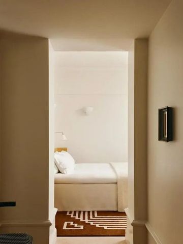 Helles und minimalistisches Hotelzimmer mit ruhigen Farben