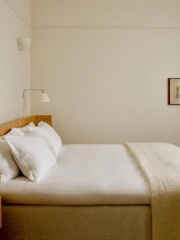 Einladendes Schlafzimmer mit großem Bett und ruhiger Atmosphäre