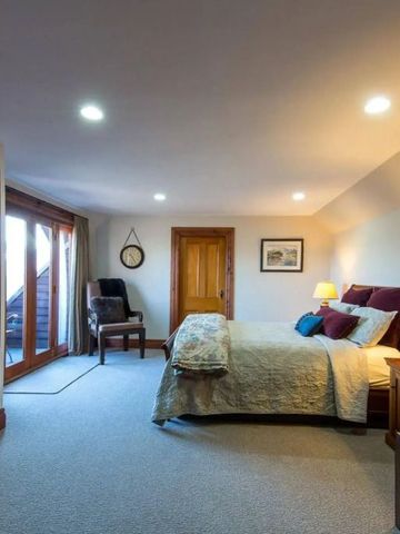 Gemütliches Hotelzimmer mit Doppelbett und Balkonzugang